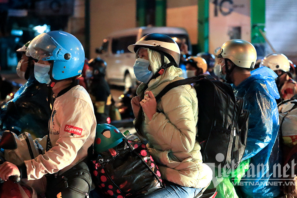 CSGT ngày đêm túc trực đón người từ vùng dịch qua địa bàn Thủ đô