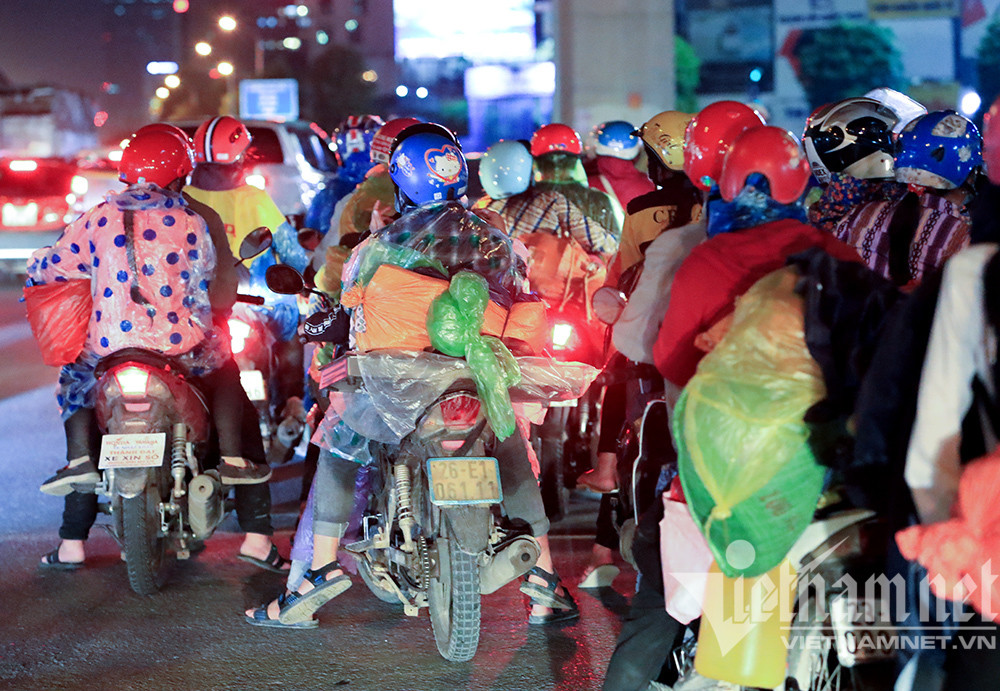 CSGT ngày đêm túc trực đón người từ vùng dịch qua địa bàn Thủ đô