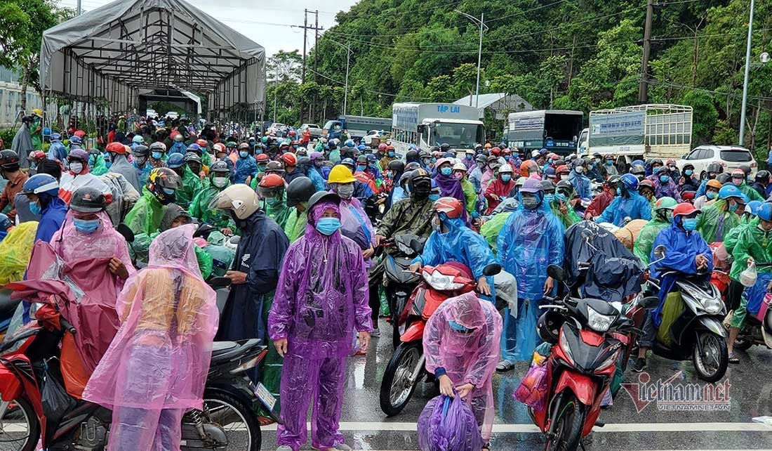 Dòng người chạy xe máy về quê trong mưa, Nghệ An dựng nhà bạt đón