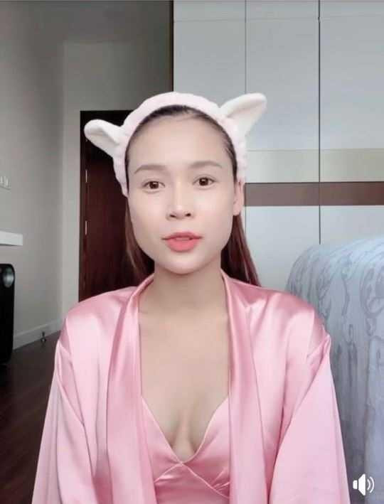 Ngọc Trinh, Ngân 98 và loạt sao diện váy ngủ hớ hênh livestream-8