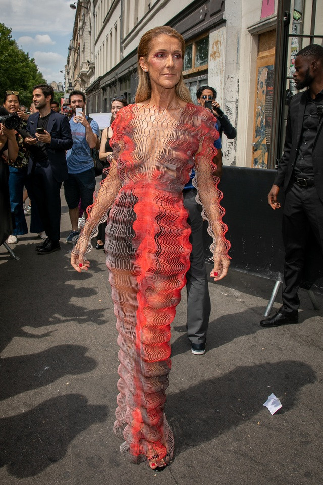 Kylie Jenner diện áo hiệu ứng ombre giống miếng thịt sống - 4