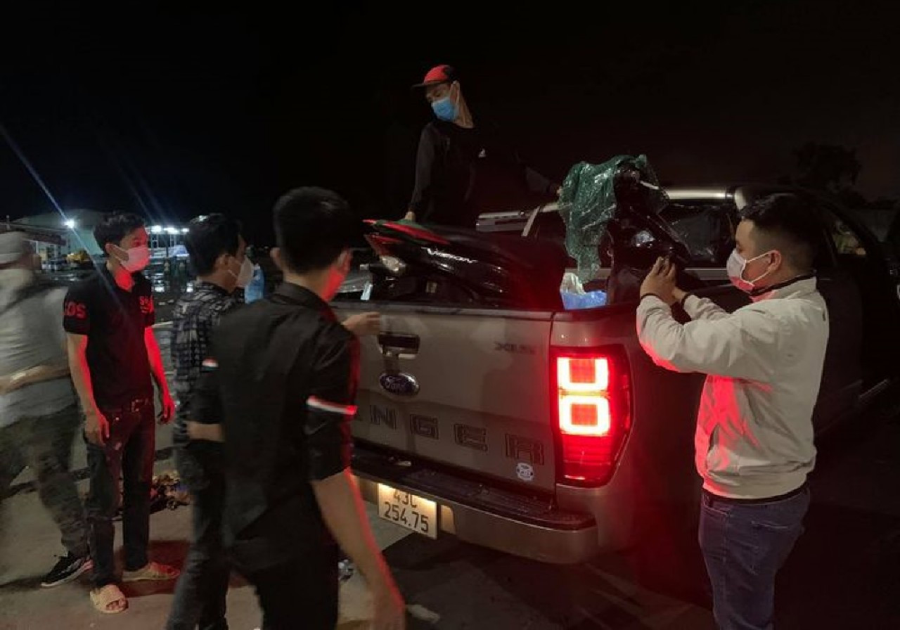 Những chàng trai SOS và hành trình xuyên đêm cứu hộ xe máy giúp người dân về quê