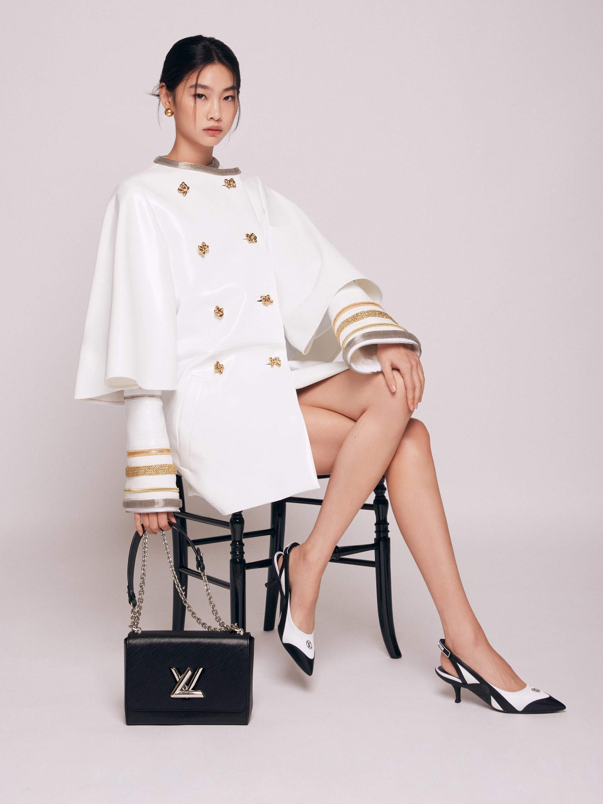 Louis Vuitton không chỉ là thương hiệu thời trang danh tiếng trên toàn thế giới mà còn là biểu tượng của sự sang trọng và thẩm mỹ. Với các sản phẩm từ túi, giày dép đến quần áo và phụ kiện, nhãn hiệu Louis Vuitton chắc chắn sẽ làm mãn nhãn những người yêu thời trang và đẳng cấp.