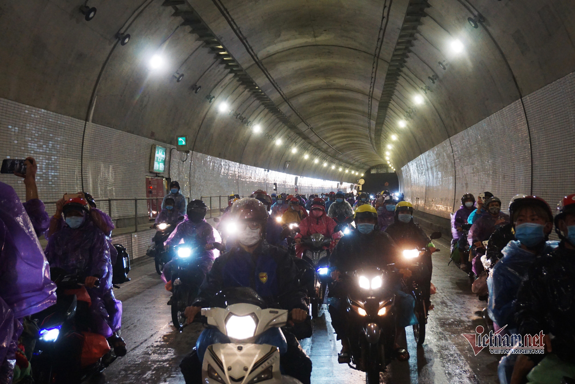 Quyết định 'phút 89' mở hầm Hải Vân, ngàn người đỡ cảnh xuyên mưa vượt đèo