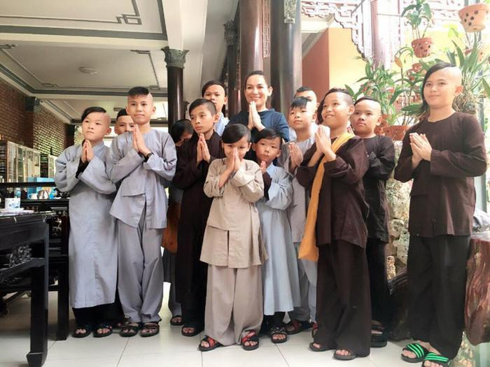 Hoàng Kiều nhận nuôi 23 con Phi Nhung, nữ đại gia nói kém duyên?-2