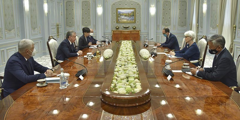 Thứ trưởng Ngoại giao Mỹ Wendy Sherman hội kiến Tổng thống Uzbekistan Shavkat Mirziyoyev, ngày 4/10. (Nguồn: Bộ Ngoại giao Mỹ)