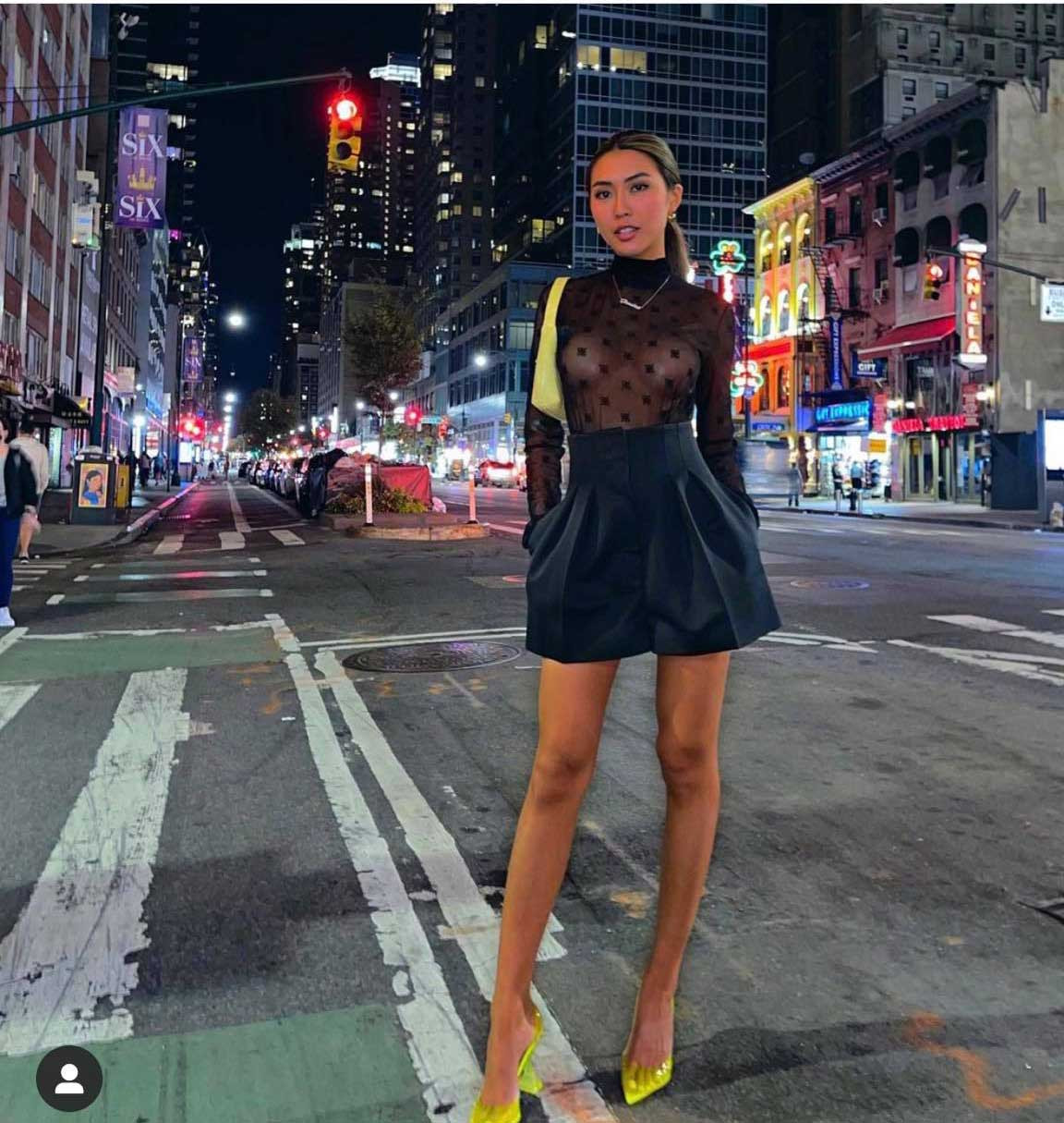 Hoa hậu Phú Yên khoe miếng mút lót kém duyên khi đi dạo trên đường phố Mỹ - 4