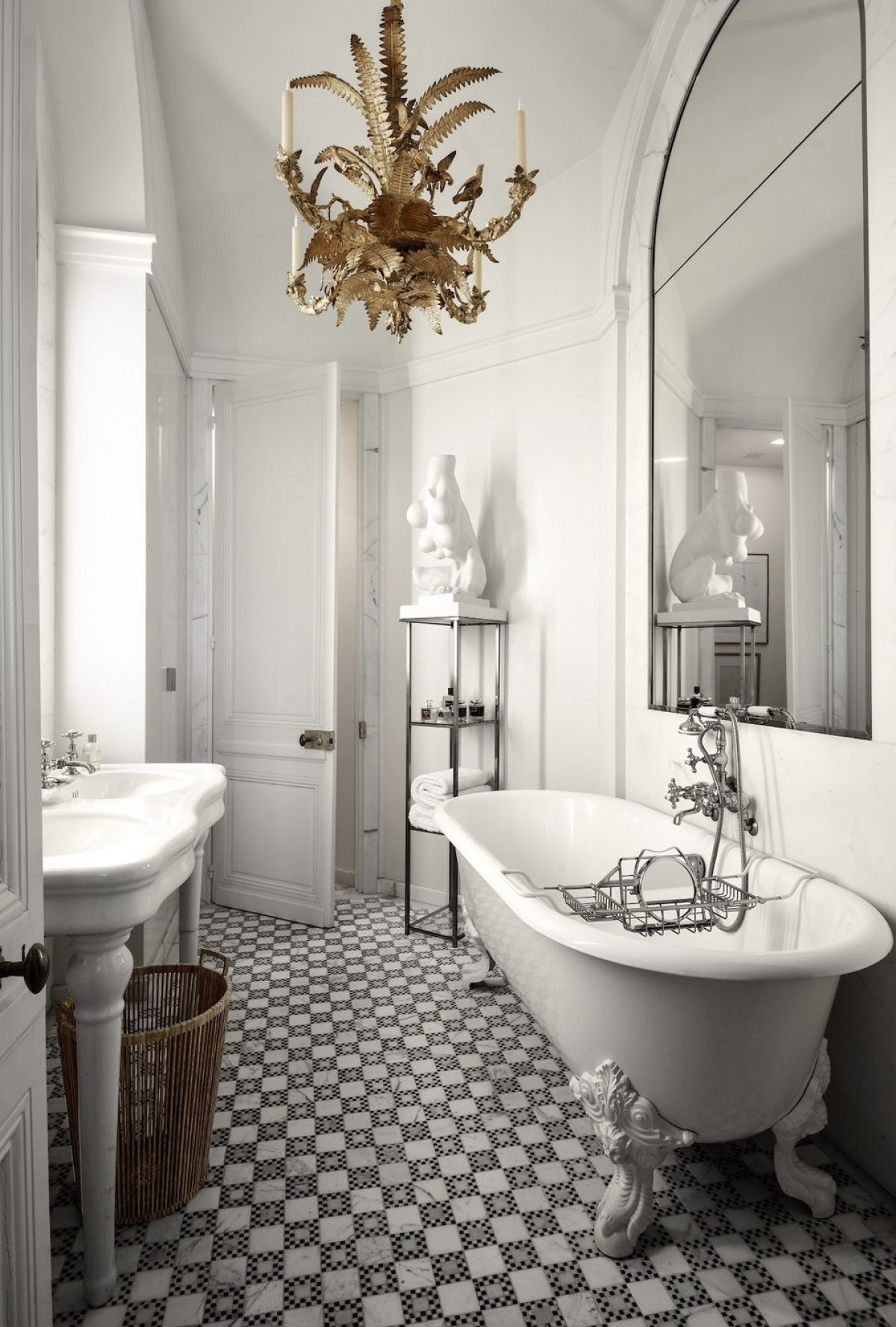 Hãy tạo điểm nhấn nghệ thuật cho phòng tắm bằng cách sử dụng đèn chùm hoa lệ phù hợp với không gian. 