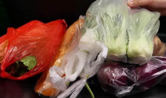 Trước khi mua rau củ về cho vào tủ lạnh, bạn nhớ vứt túi ni lông đi nhé! Đây là lý do vì sao?-1