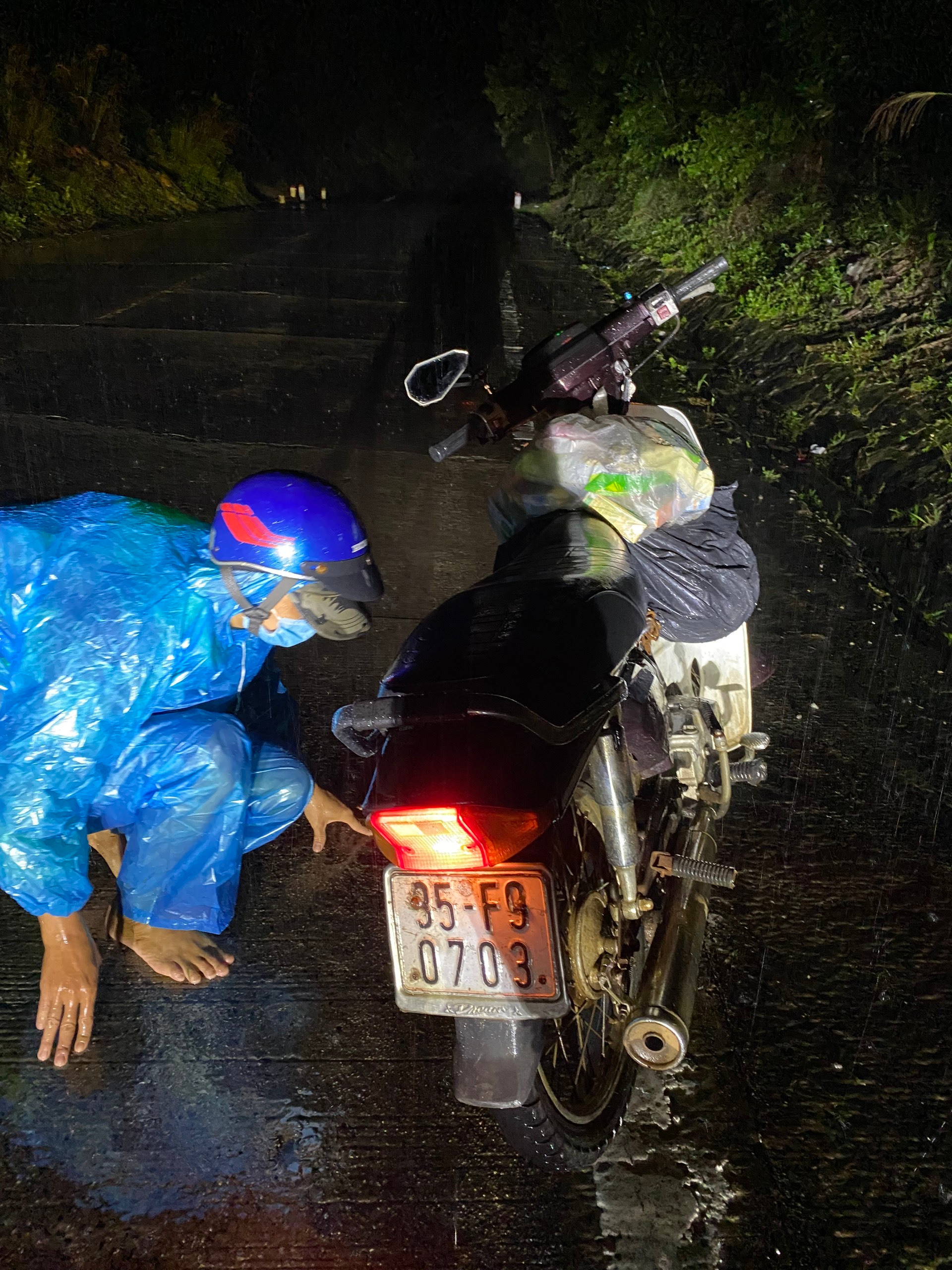 Quảng Ngãi bố trí chỗ dừng chân cho người dân chạy xe máy từ TP.HCM về quê