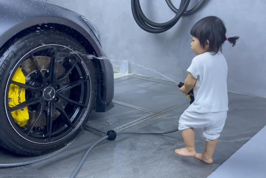 Ái nữ 1 tuổi rửa siêu xe cho Cường Đô La, 1 đại gia muốn chốt đơn-5