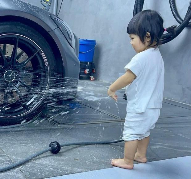 Ái nữ 1 tuổi rửa siêu xe cho Cường Đô La, 1 đại gia muốn chốt đơn-2