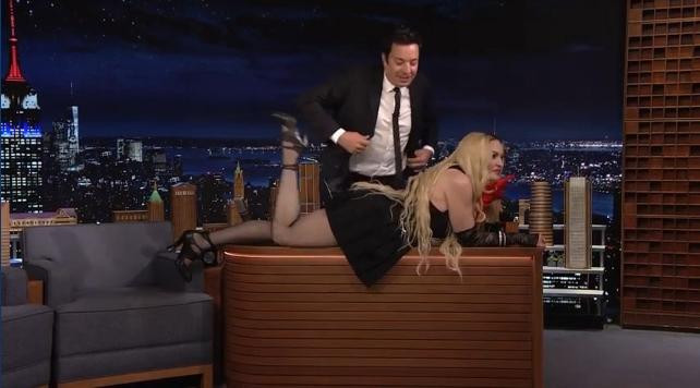 Madonna leo lên bàn tạo dáng giữa talkshow-2
