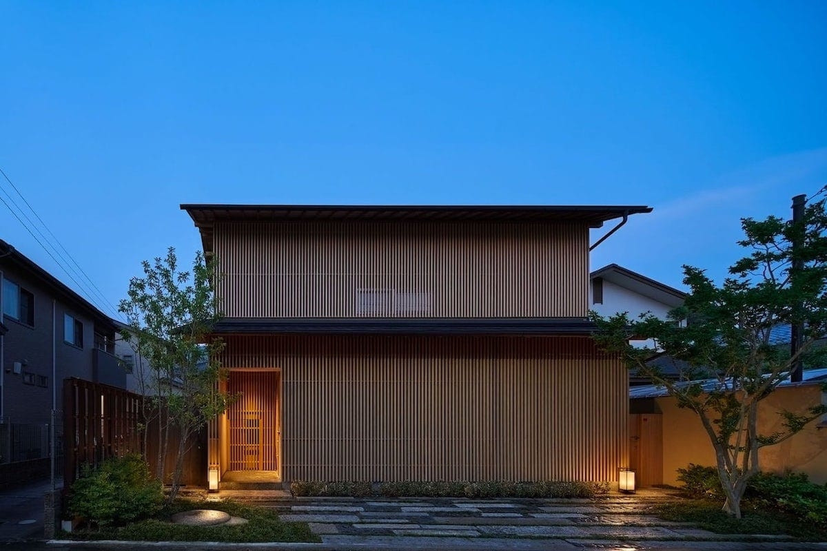 Ngôi nhà nằm ở phía bắc Kyoto có kiến trúc rất đặc biệt với các chi tiết gỗ thẳng đứng để tạo sự riêng tư, bên cạnh đó là những mảng kính lớn để nhìn ra khu vực riêng tư bên trong khuôn viên.