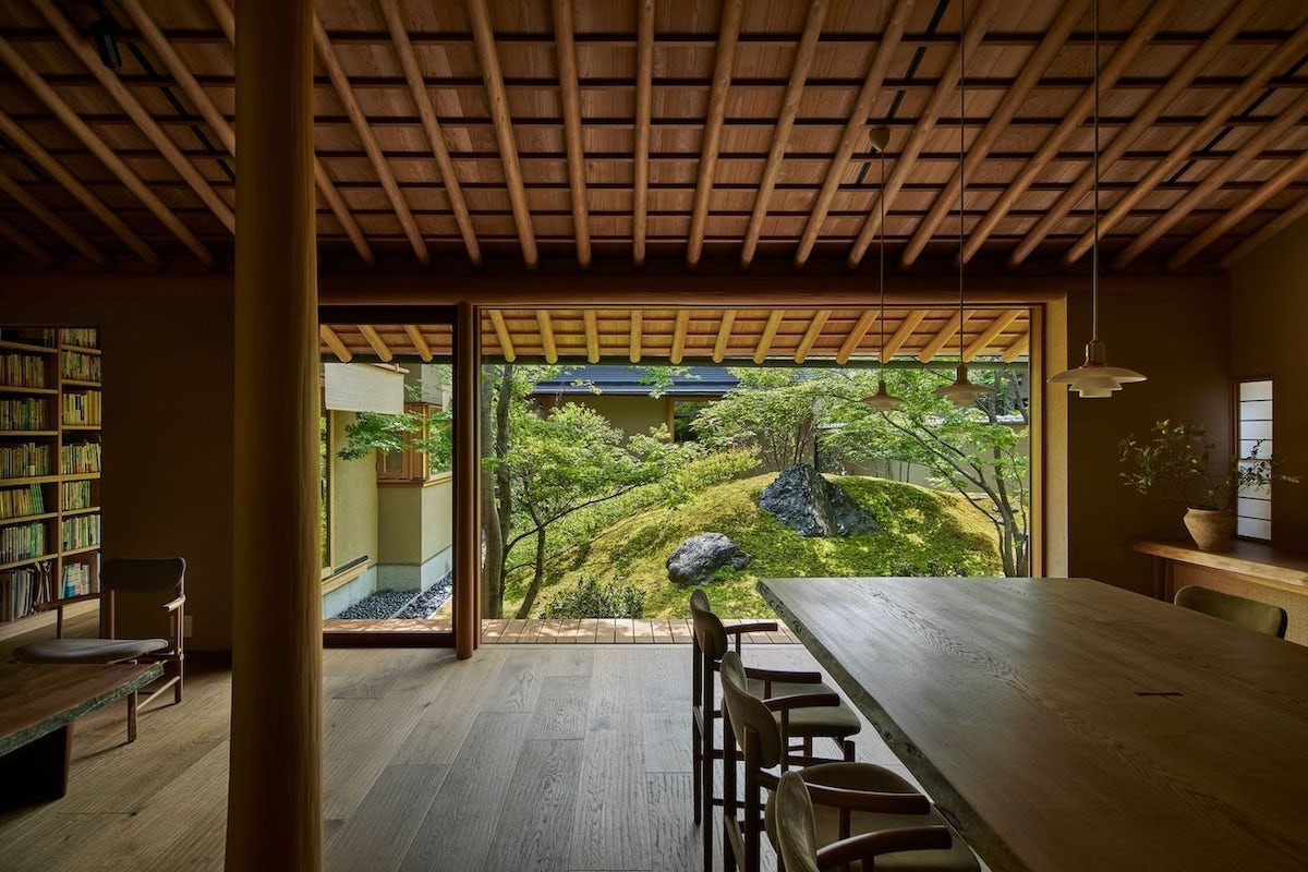 Đặc điểm chính của thiết kế là có khoảng sân ở giữa nhà, mô phỏng quang cảnh tự nhiên của núi Hiei, cho phép nhiều ánh sáng tự nhiên vào nhà. 