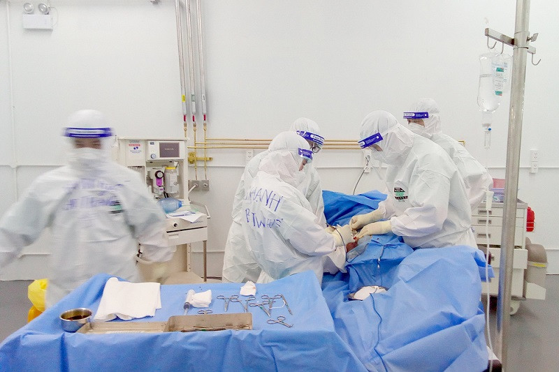 Trung tâm ICU BV Trung ương Huế, TP. HCM: Phẫu thuật hoại tử vùng cụt trên bệnh nhân COVID-19 nặng - Ảnh 1.