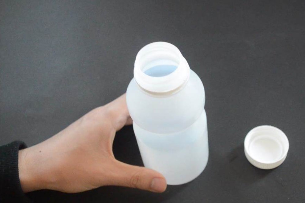 Treo một chai nhựa trong tủ quần áo không ngờ lại giải quyết được vấn đề lớn của mỗi gia đình-1