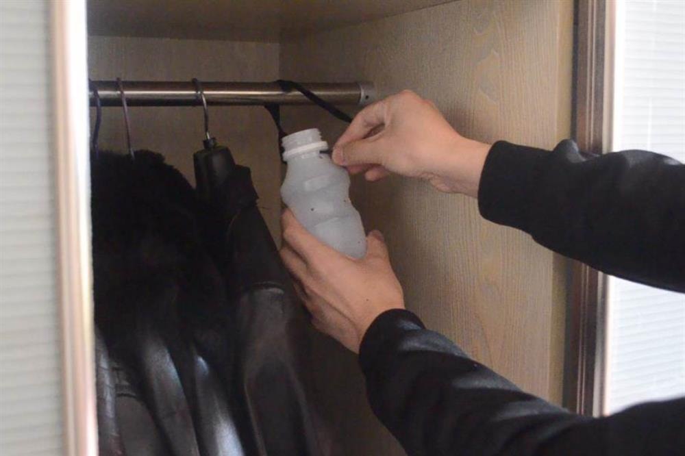 Treo một chai nhựa trong tủ quần áo không ngờ lại giải quyết được vấn đề lớn của mỗi gia đình-8