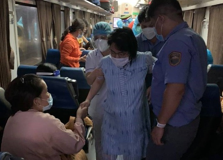 Hai thai phụ 'vượt cạn' trên chuyến tàu nghĩa tình về Quảng Bình