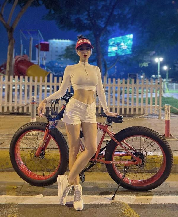 Hoa hậu Kỳ Duyên diện quần bó đạp xe kỳ dị, sự thật thì sao?-3