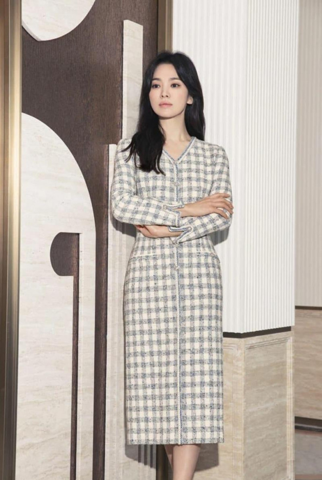 Học ngay Song Hye Kyo cách mix đồ đơn sắc cho mùa Đông vừa 