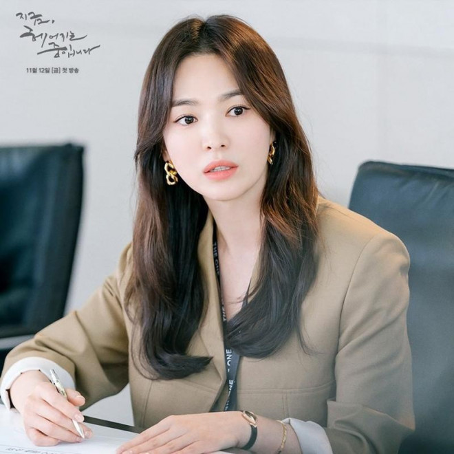 Học ngay Song Hye Kyo cách mix đồ đơn sắc cho mùa Đông vừa 