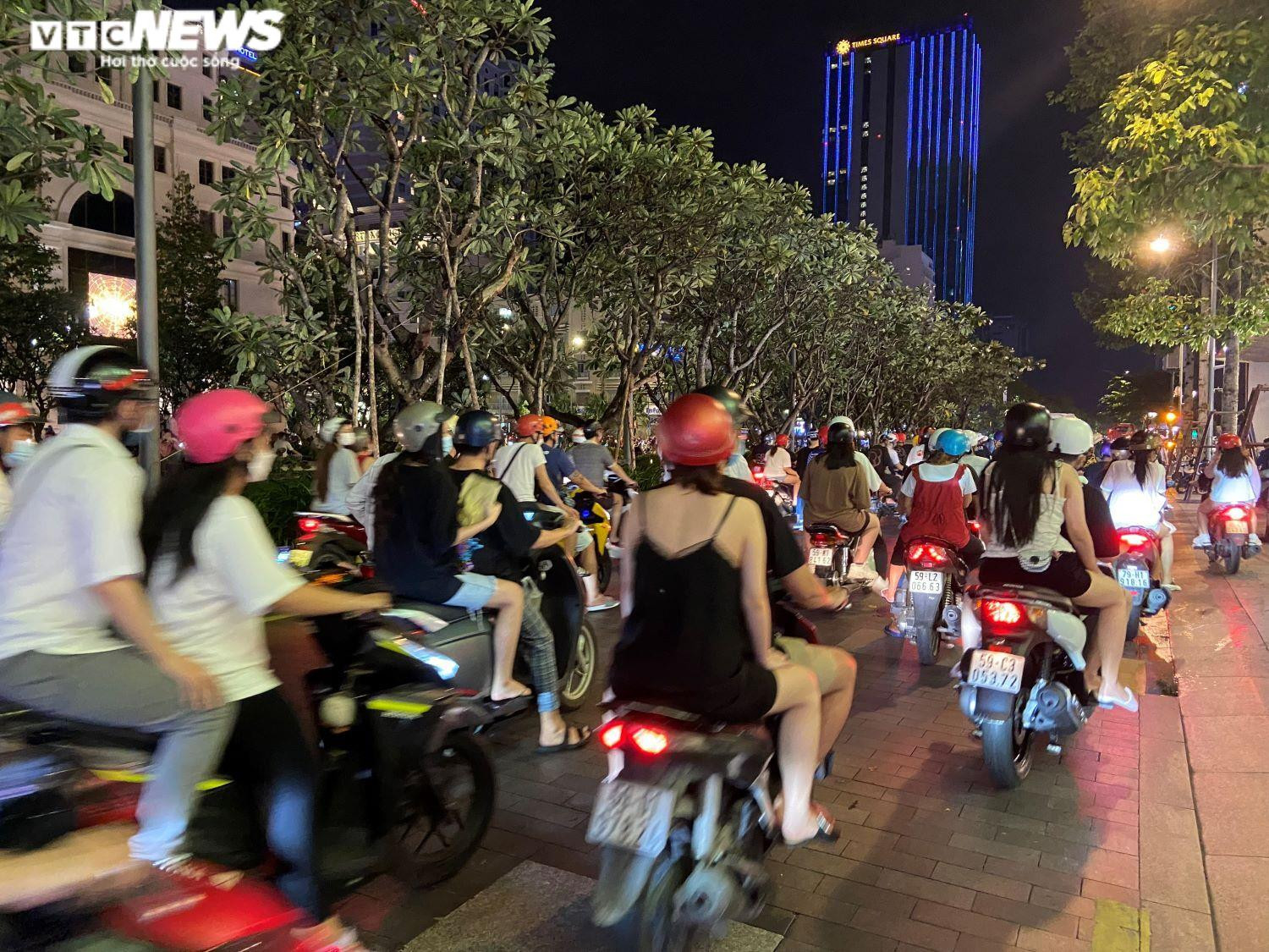 Ảnh: Phố đi bộ Nguyễn Huệ đông nghịt người ngày cuối tuần - 10