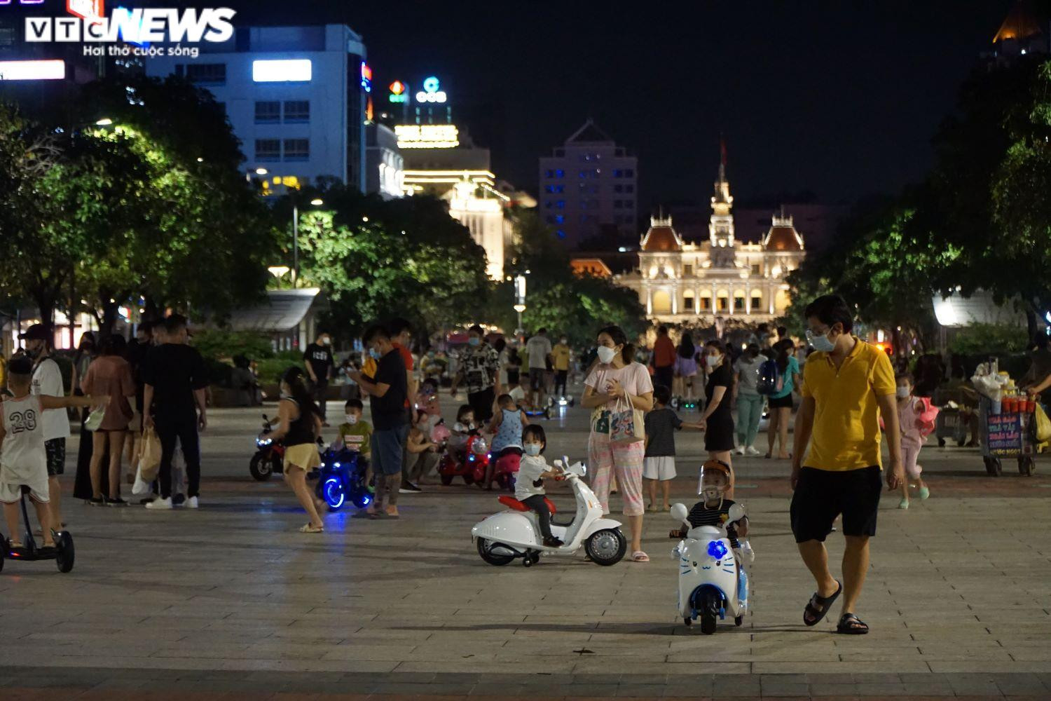 Ảnh: Phố đi bộ Nguyễn Huệ đông nghịt người ngày cuối tuần - 6