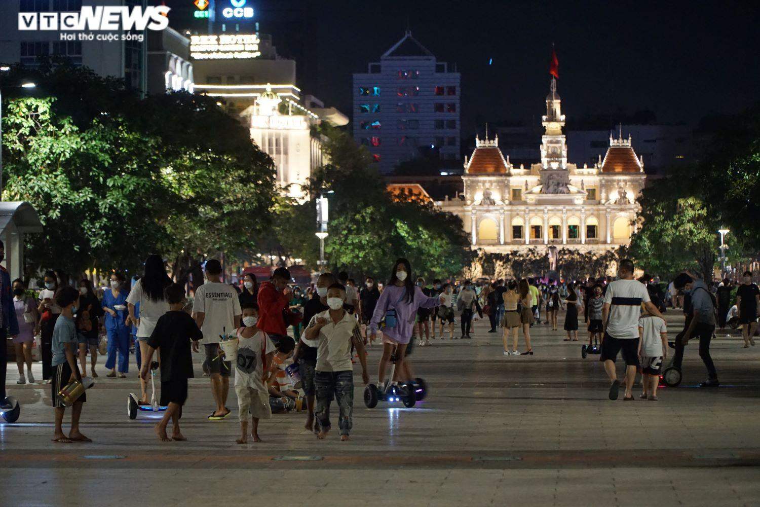 Ảnh: Phố đi bộ Nguyễn Huệ đông nghịt người ngày cuối tuần - 3