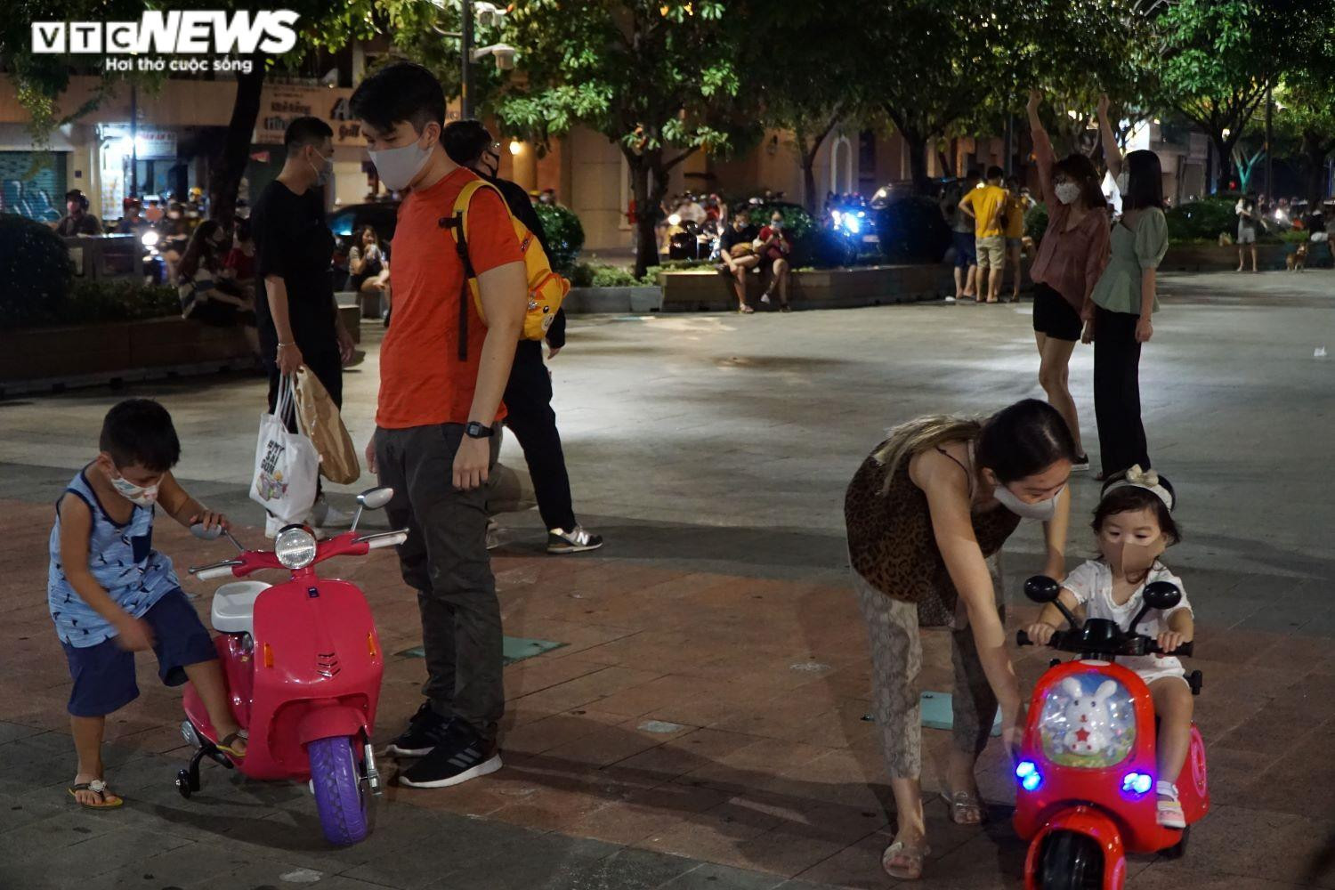 Ảnh: Phố đi bộ Nguyễn Huệ đông nghịt người ngày cuối tuần - 7