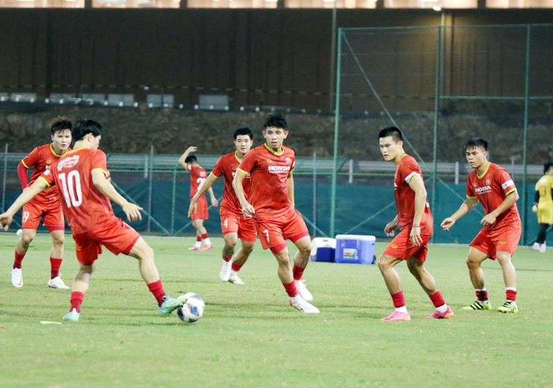 Bão đổ bộ Oman, tuyển Việt Nam tập trên mặt sân thiếu chất lượng - 2