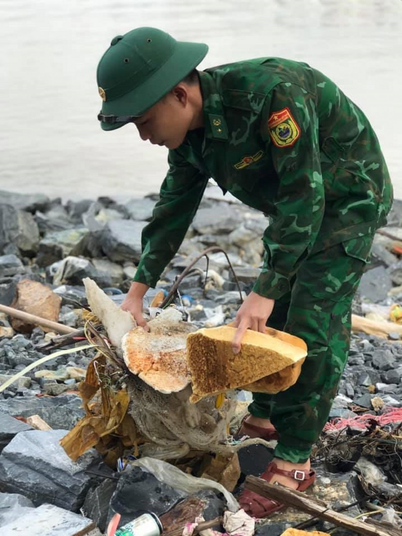Đà Nẵng: Quân dân chung tay làm sạch môi trường biển