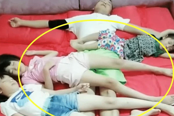 Bức ảnh bố và 3 con gái nằm ngủ trông rất đáng yêu nhưng mẹ ngay lập tức tách phòng-1