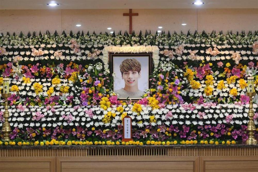 Ca sĩ Mỹ dùng ảnh đám tang của Jonghyun (SHINee) để quảng bá-3