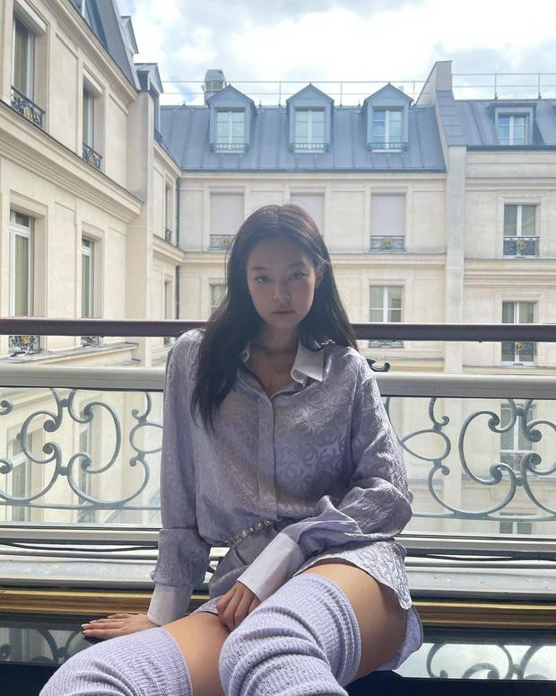 Jennie mlem, tạo dáng hiểm hóc như không mặc quần ở Paris-3