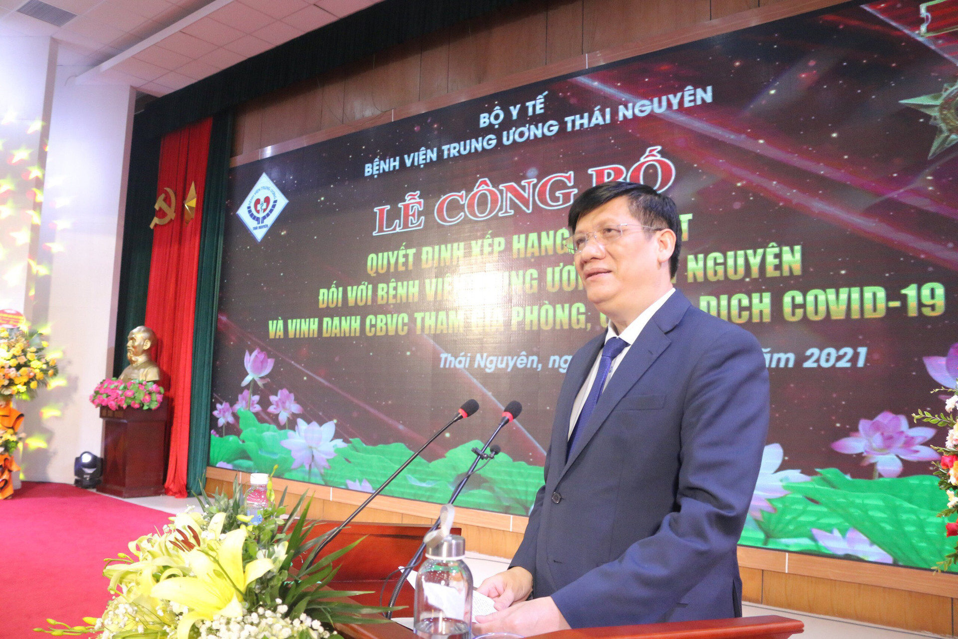 Bộ trưởng Bộ Y tế trao quyết định hạng đặc biệt cho BV TW Thái Nguyên - Ảnh 1.