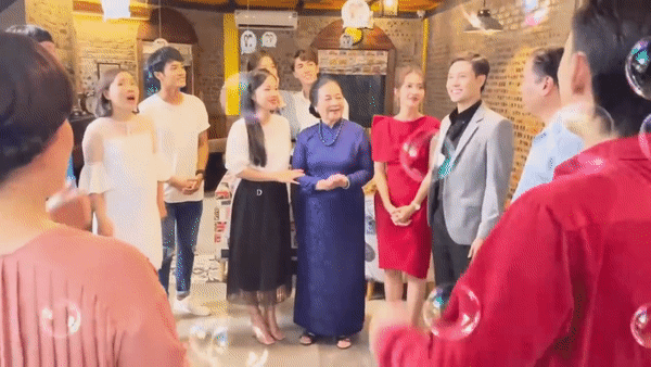 Dàn diễn viên quậy tưng bừng trong ngày quay cuối '11 tháng 5 ngày'