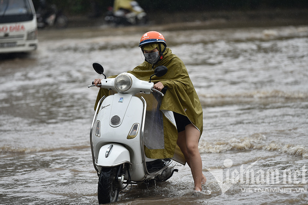 Đại lộ Thăng Long thành “sông” do mưa lớn ảnh hưởng bão số 7