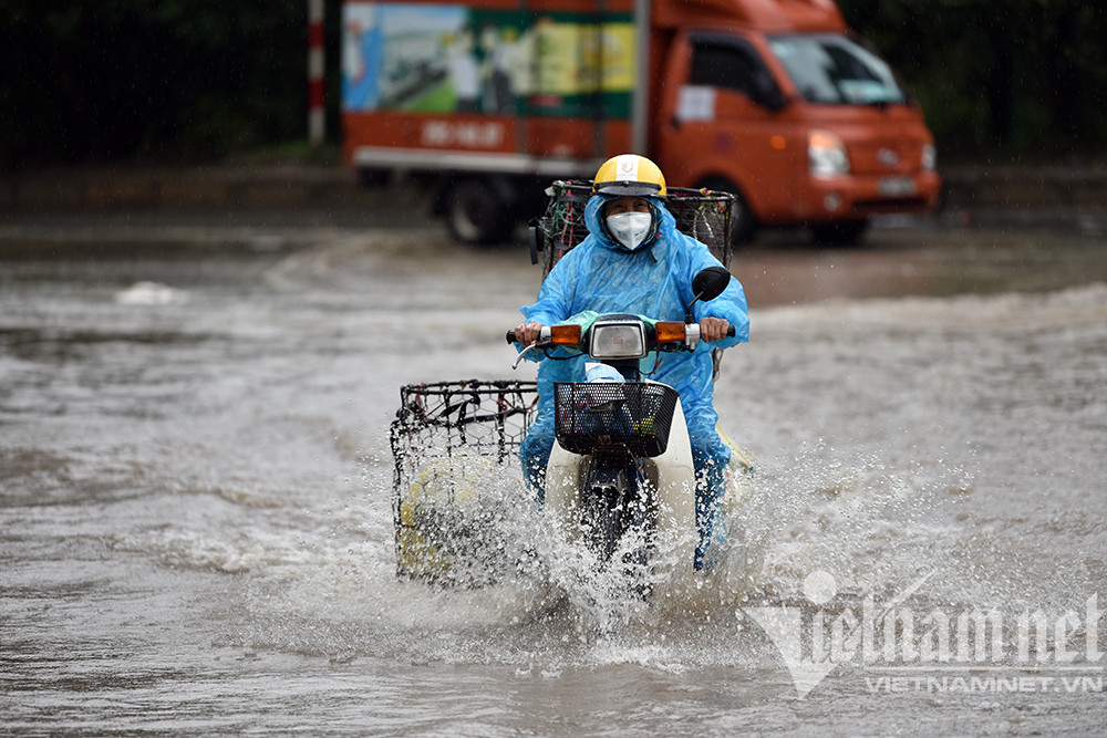 Đại lộ Thăng Long thành “sông” do mưa lớn ảnh hưởng bão số 7