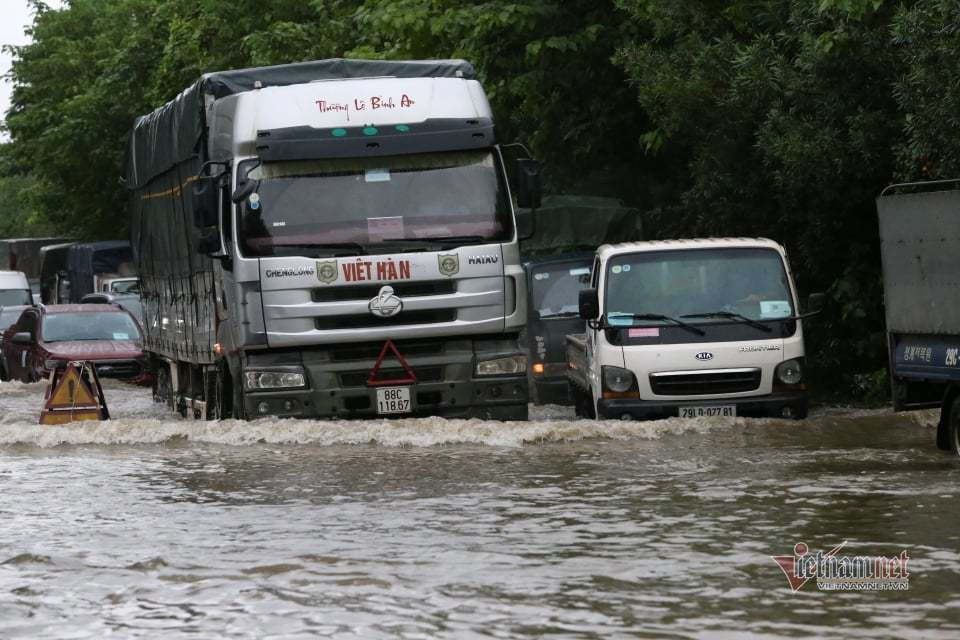 Đại lộ Thăng Long thành “sông”, nhóm người hò nhau ủn ô tô chết máy