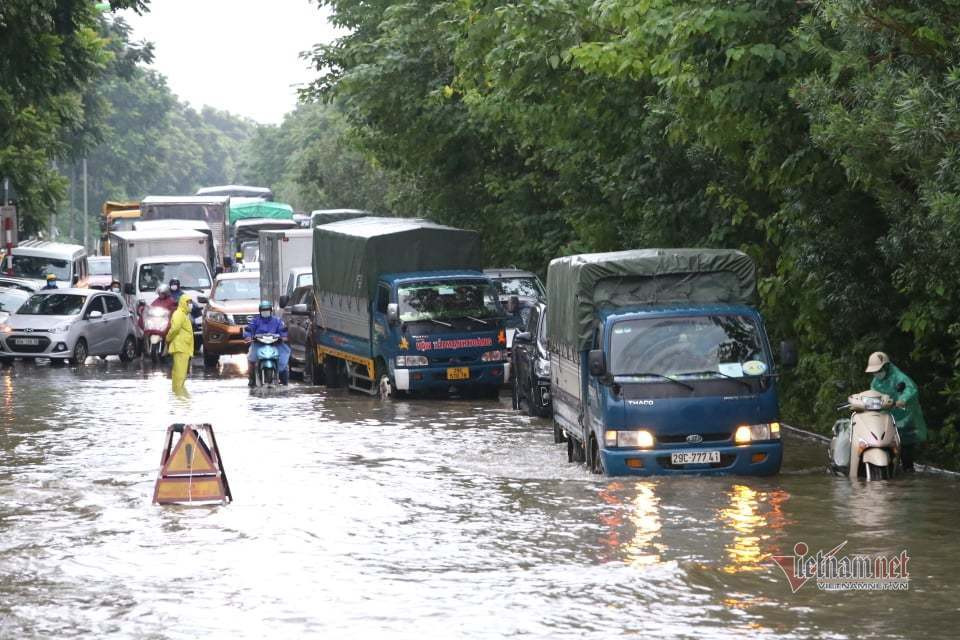 Đại lộ Thăng Long thành “sông”, nhóm người hò nhau ủn ô tô chết máy
