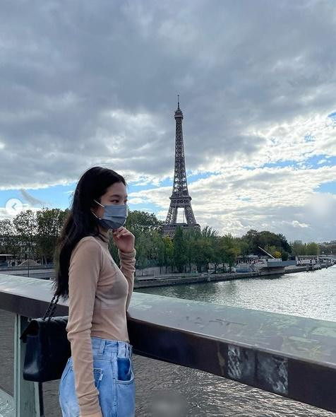 Jennie checkin tháp Eiffel: diện mốt lộ nội y, mặt mộc vẫn thần thái-2