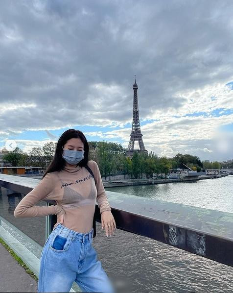 Jennie checkin tháp Eiffel: diện mốt lộ nội y, mặt mộc vẫn thần thái-3