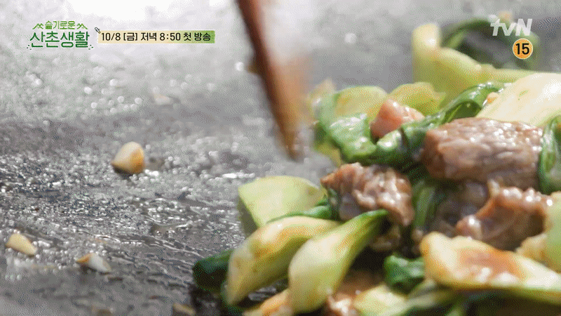 Đoạn clip mở đầu bằng loạt phân cảnh chế biến món ăn khiến dân tình xỉu ngang.