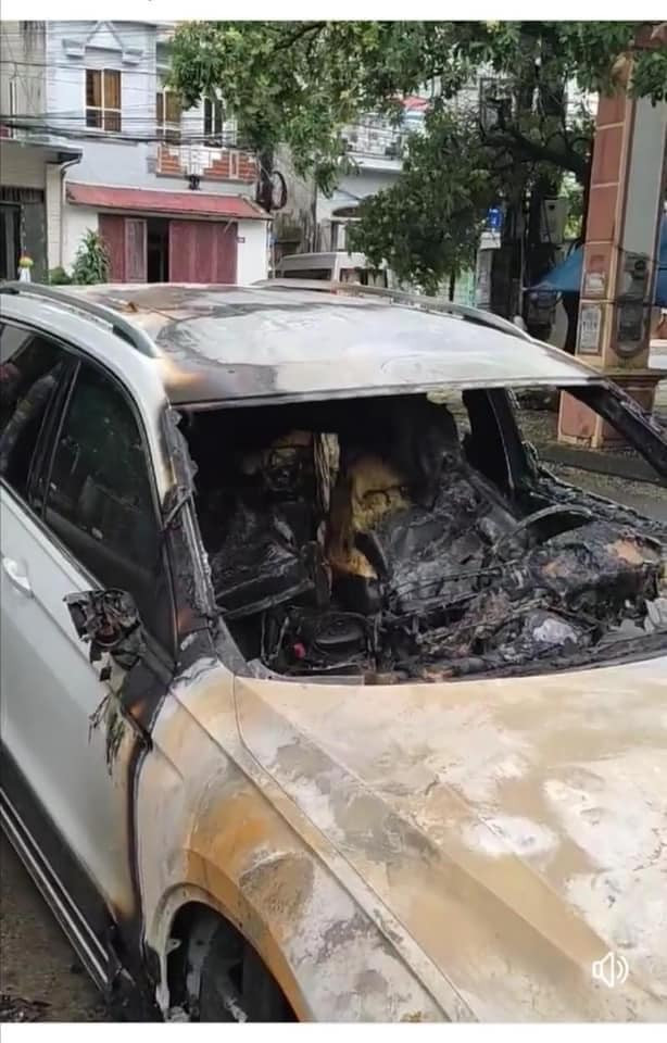 Xôn xao câu chuyện chồng ngoại tình, vợ gọi về không được nên đốt cháy xe hơi 2 tỷ tại Quảng Ninh: Nhìn hiện trường chiếc xe mà tất cả lắc đầu ngao ngán-2