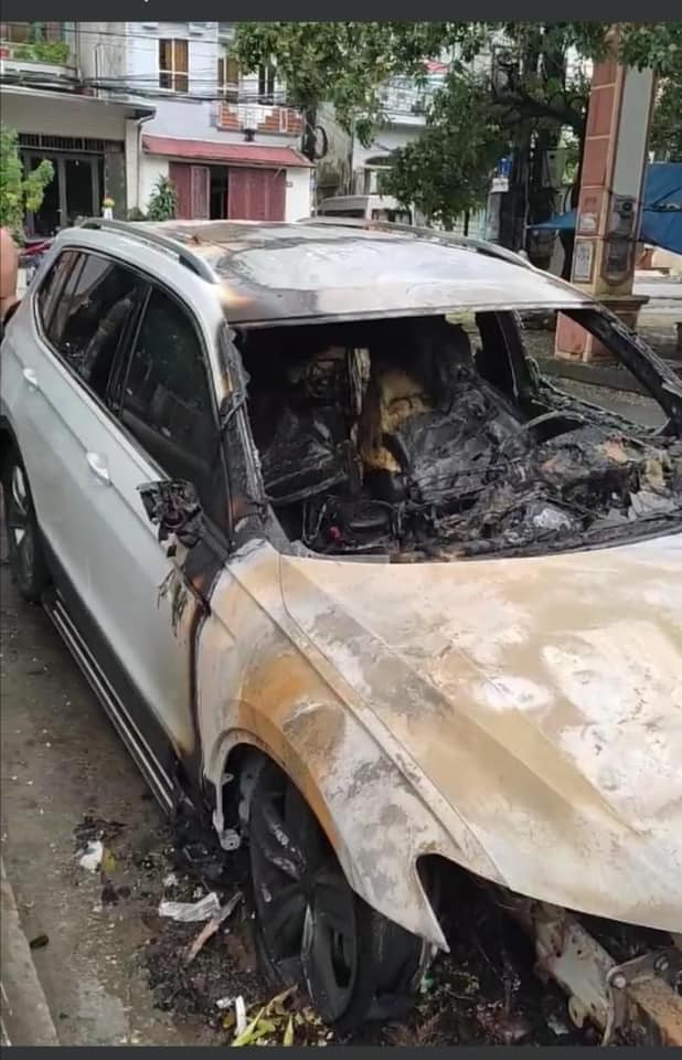 Xôn xao câu chuyện chồng ngoại tình, vợ gọi về không được nên đốt cháy xe hơi 2 tỷ tại Quảng Ninh: Nhìn hiện trường chiếc xe mà tất cả lắc đầu ngao ngán-3