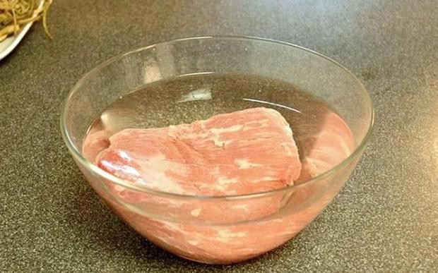 Chuyên gia chỉ cách rửa thịt lợn đúng chuẩn, loại hết chất độc hại-1