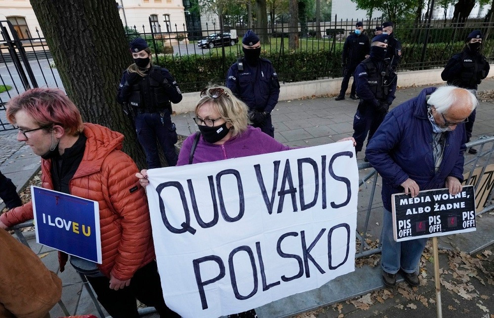 (10.12) Người dân Ba Lan ủng hộ EU xuống đường tuần hành ngày 7/10 phản đối quyết định của Tòa án Tối cao Ba Lan. (Nguồn: AP)