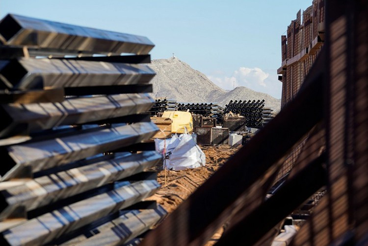 Vật liệu xây tường biên giới của Hoa Kỳ nằm chỏng chơ trên sa mạc