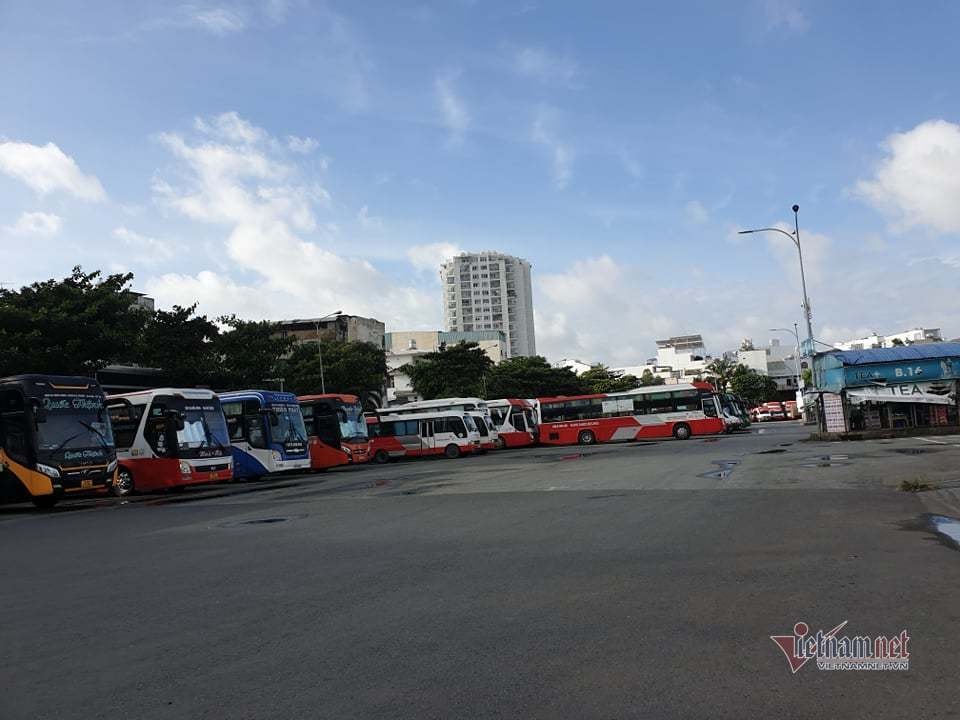 Ngày đầu Bến xe Miền Đông cho chạy liên tỉnh, tài xế nhẫn nại chờ khách